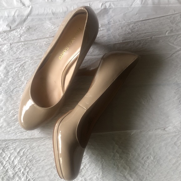 Beautiful Patent, Tan color pumps by Franco Sarto, size 91/2, Women’s - Picture 2 of 4